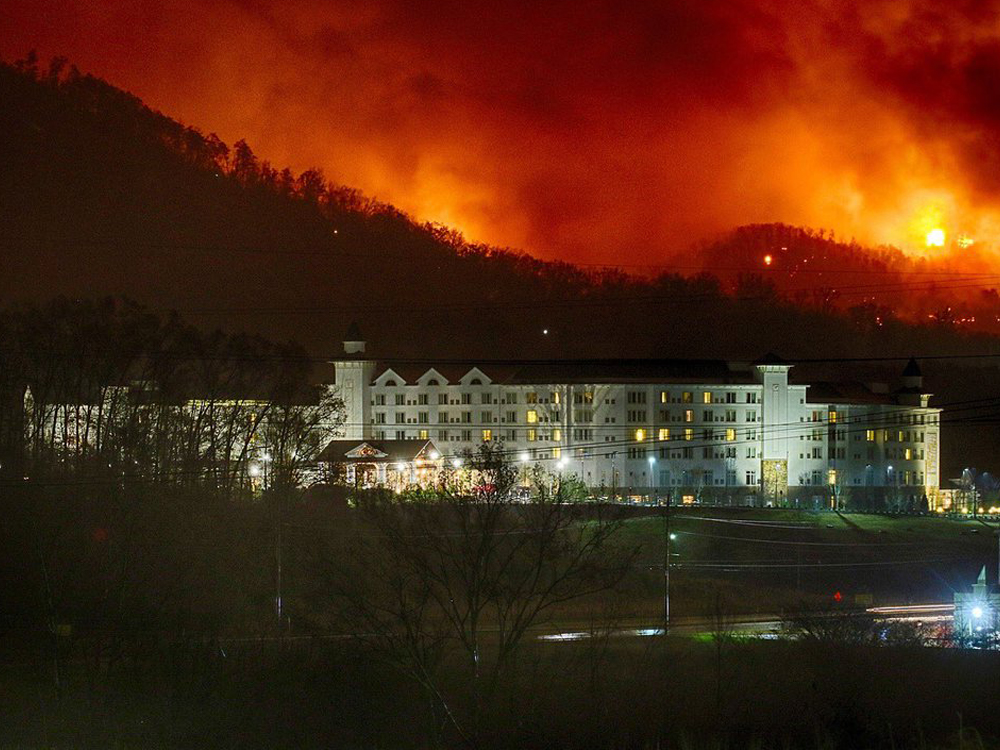 Wildfires Threaten Dollywood Theme Park & Prompt Evacuations; [Update] Statement From Dolly