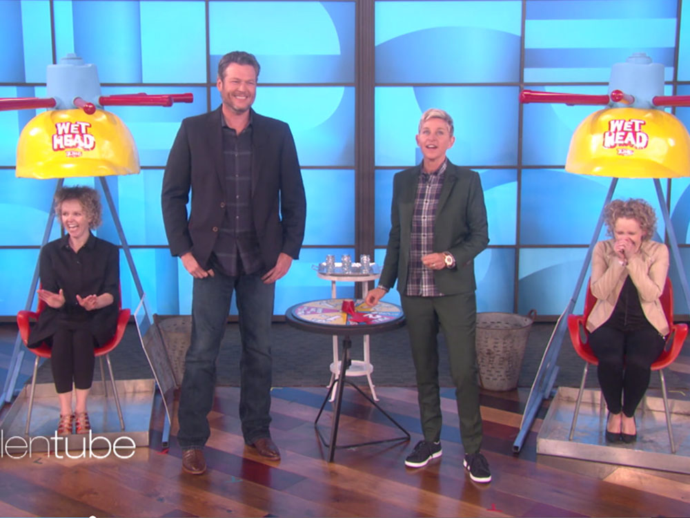 Blake Shelton Gushes About Girlfriend Gwen Stefani and Plays a Game of Wet Head on “Ellen”