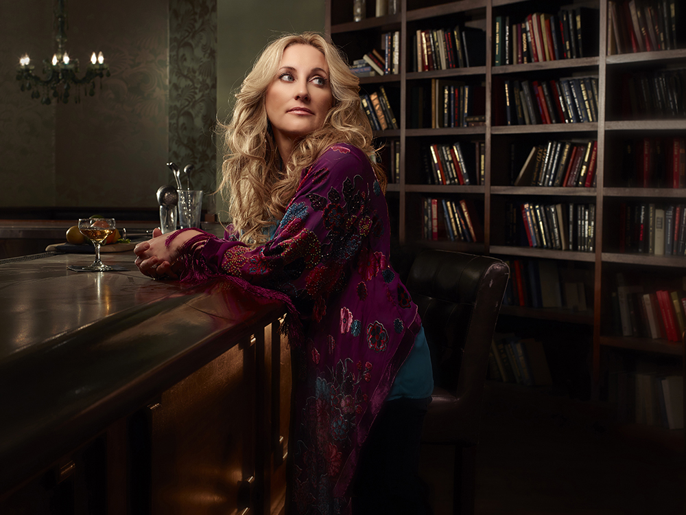 [Listen] Lee Ann Womack Takes On “Oh Come, All Ye Faithful” –  Just Her and A Guitar
